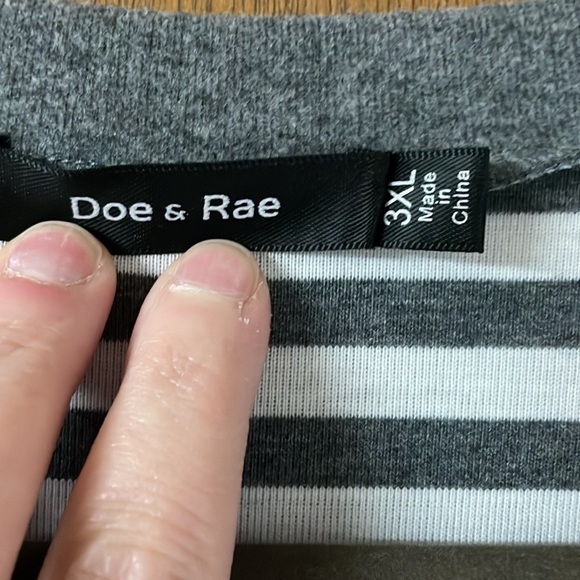 Doe & Rae size 3X gray and white stripe long sleeve top with ruffle sleeve - Picture 5 of 8